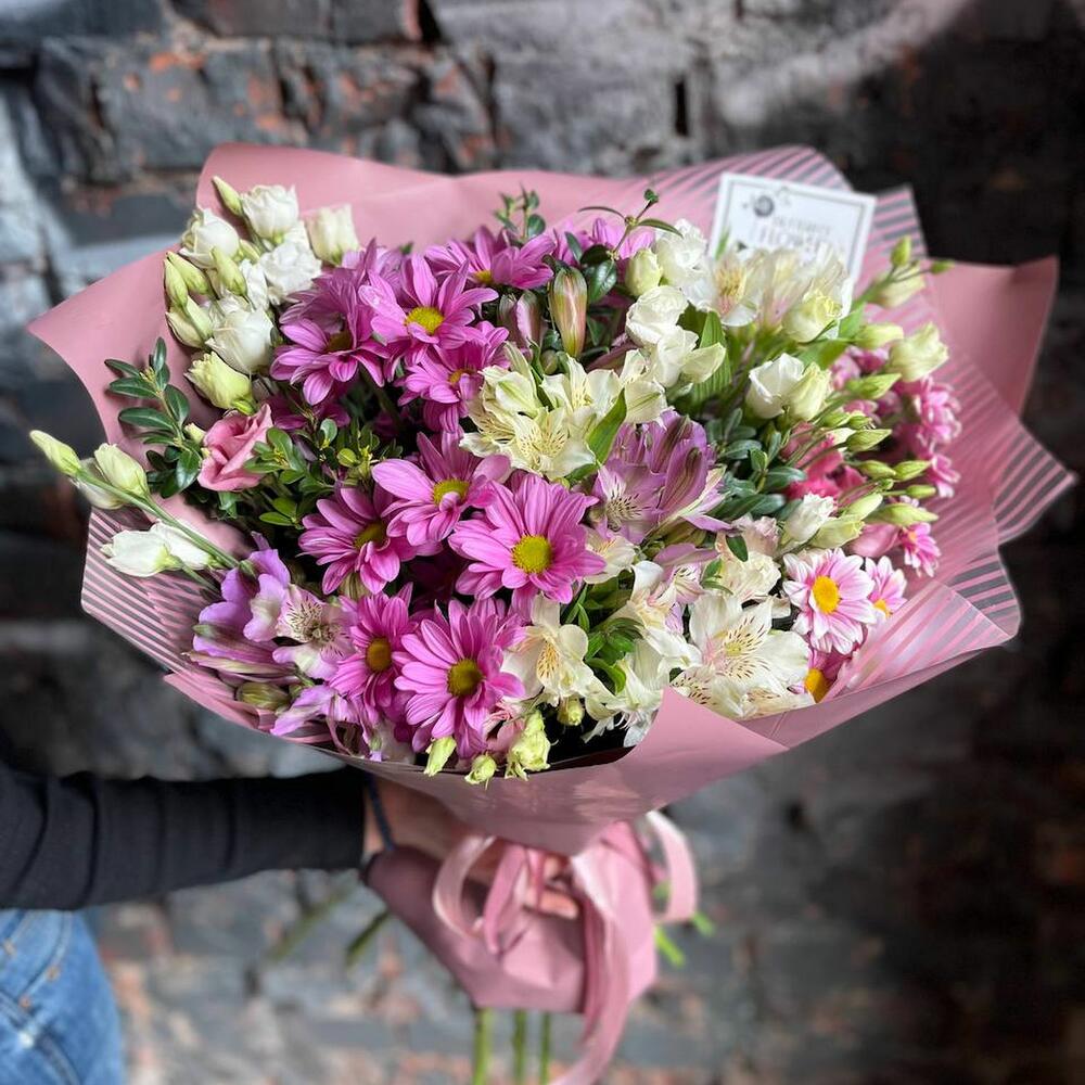 Букет из кустовой хризантемы, альстромерии и эустомы 