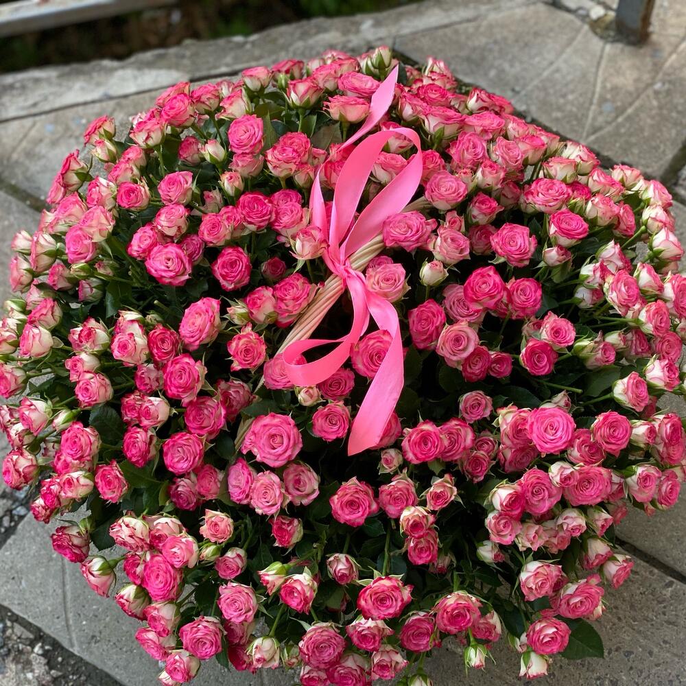 корзина кустовых роз