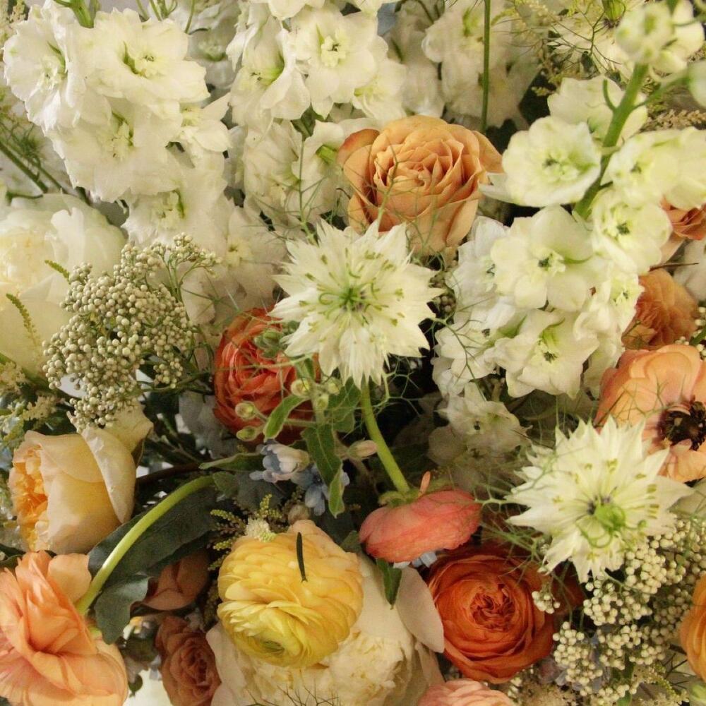 Золотые переливы - Дельфиниум, пионы, ранункулюсы