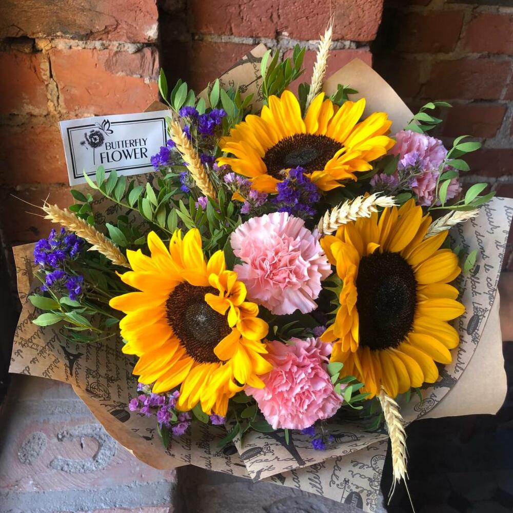 Букет с подсолнухами, гвоздикой и статицей 