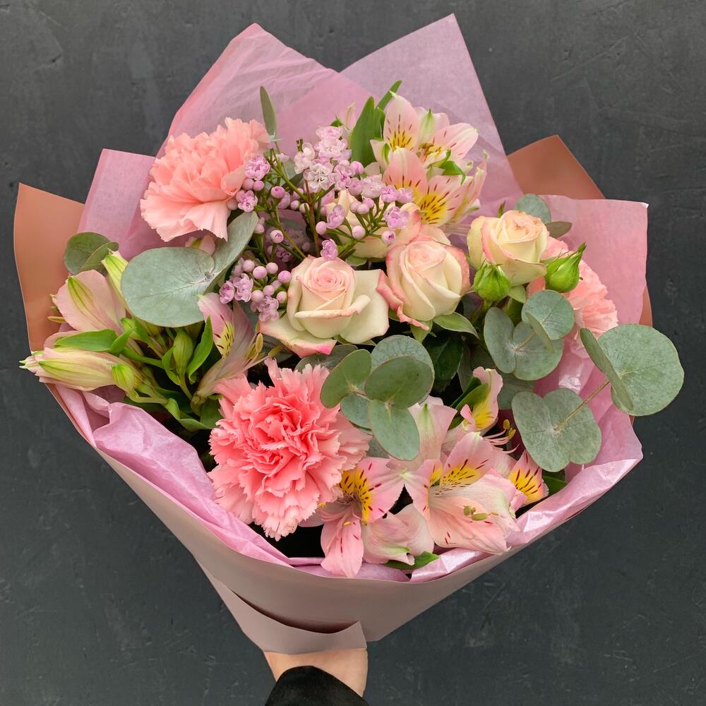 Букет с альстромериями, кустовой розой, гвоздикой и ваксфлауэром