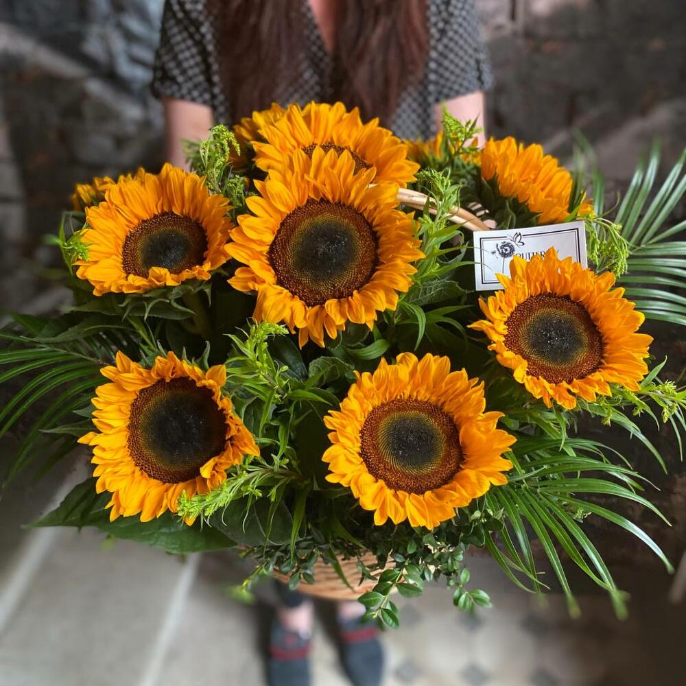 Корзина с подсолнухами и солидаго 