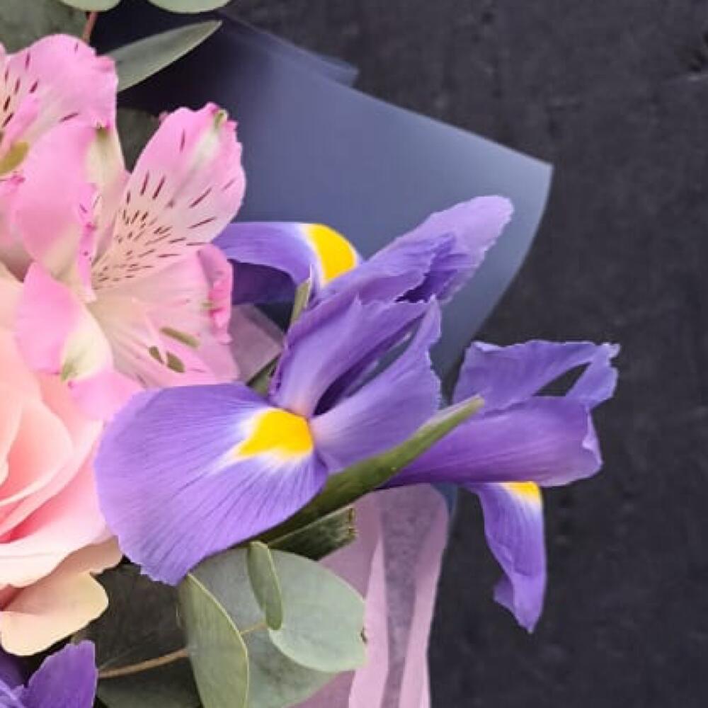 Букет-комплимент с ирисами, розой, альстромерией, ваксфлауэром( вереском) с эвкалиптом