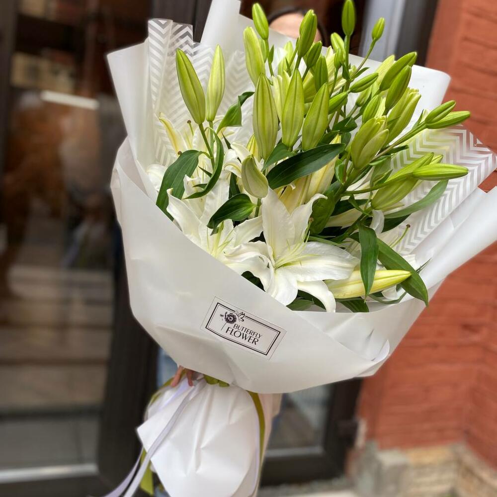Букет из 9 белых лилий в дизайнерской упаковке 