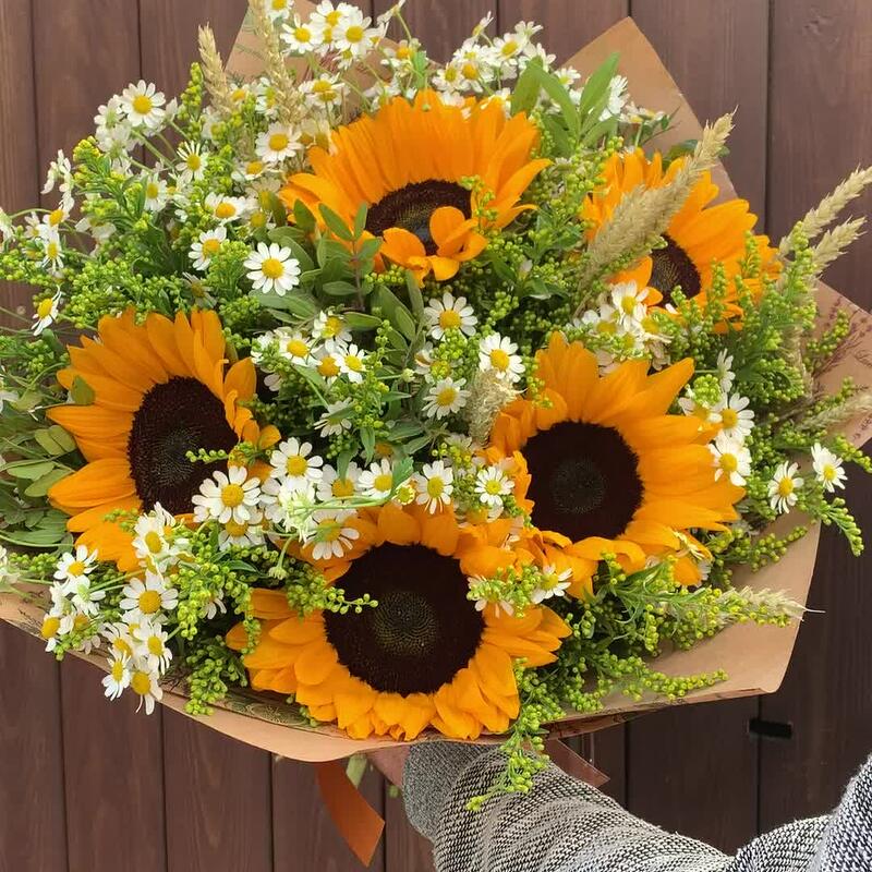 Букет из подсолнухов, ромашек, солидаги, триникума и зелени Летнее танго