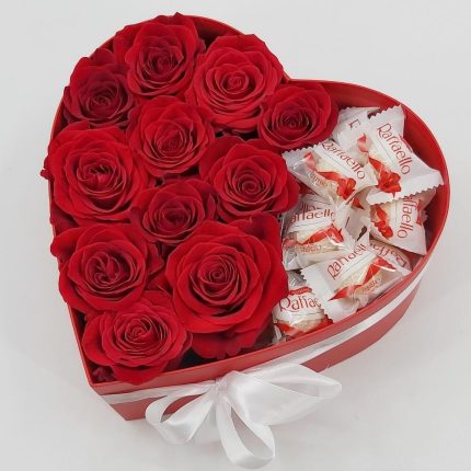 Розы и Рафаэлло в коробке