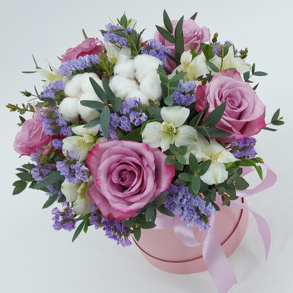 Розы, альстромерия и хлопок в коробке 