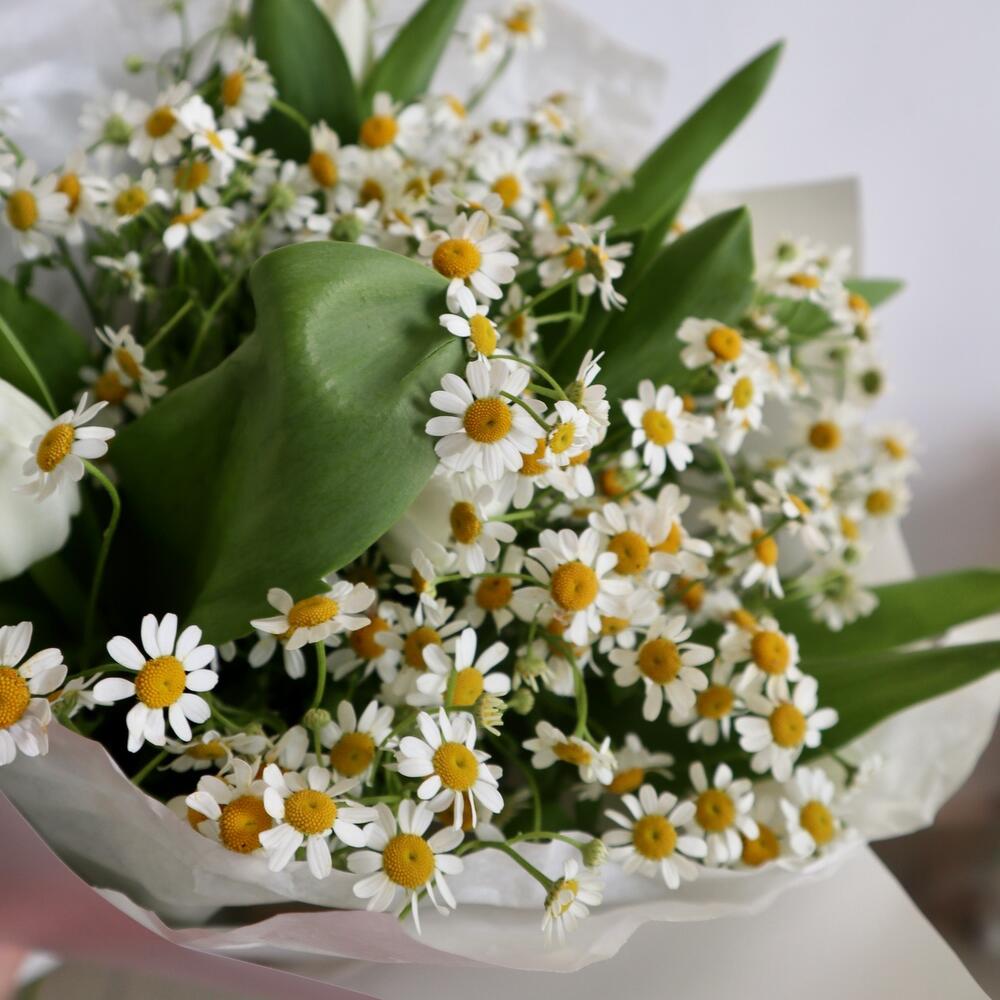 Ромашковый микс с белоснежными тюльпанами Ромашковый микс с белоснежными тюльпанами