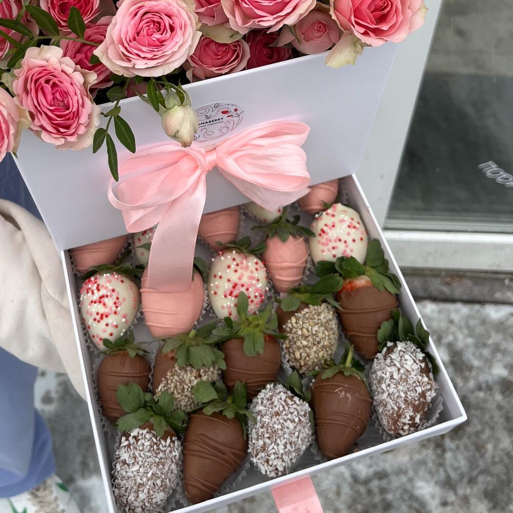 Шкатулка с кустовыми розами и клубникой в шоколаде Шкатулка с кустовыми розами и клубникой в шоколаде