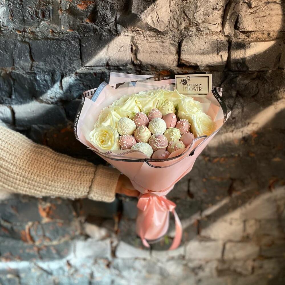 Съедобный фруктовый букет из клубники в шоколаде и белых роз "Трамантина" Съедобный фруктовый букет из клубники в шоколаде и белых роз "Трамантина"