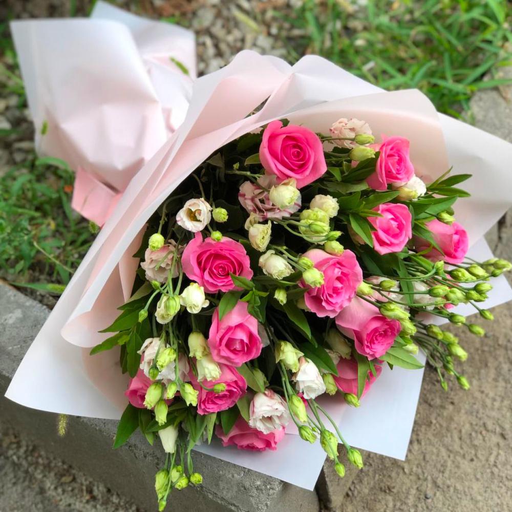 Букет из розовых роз и эустом 