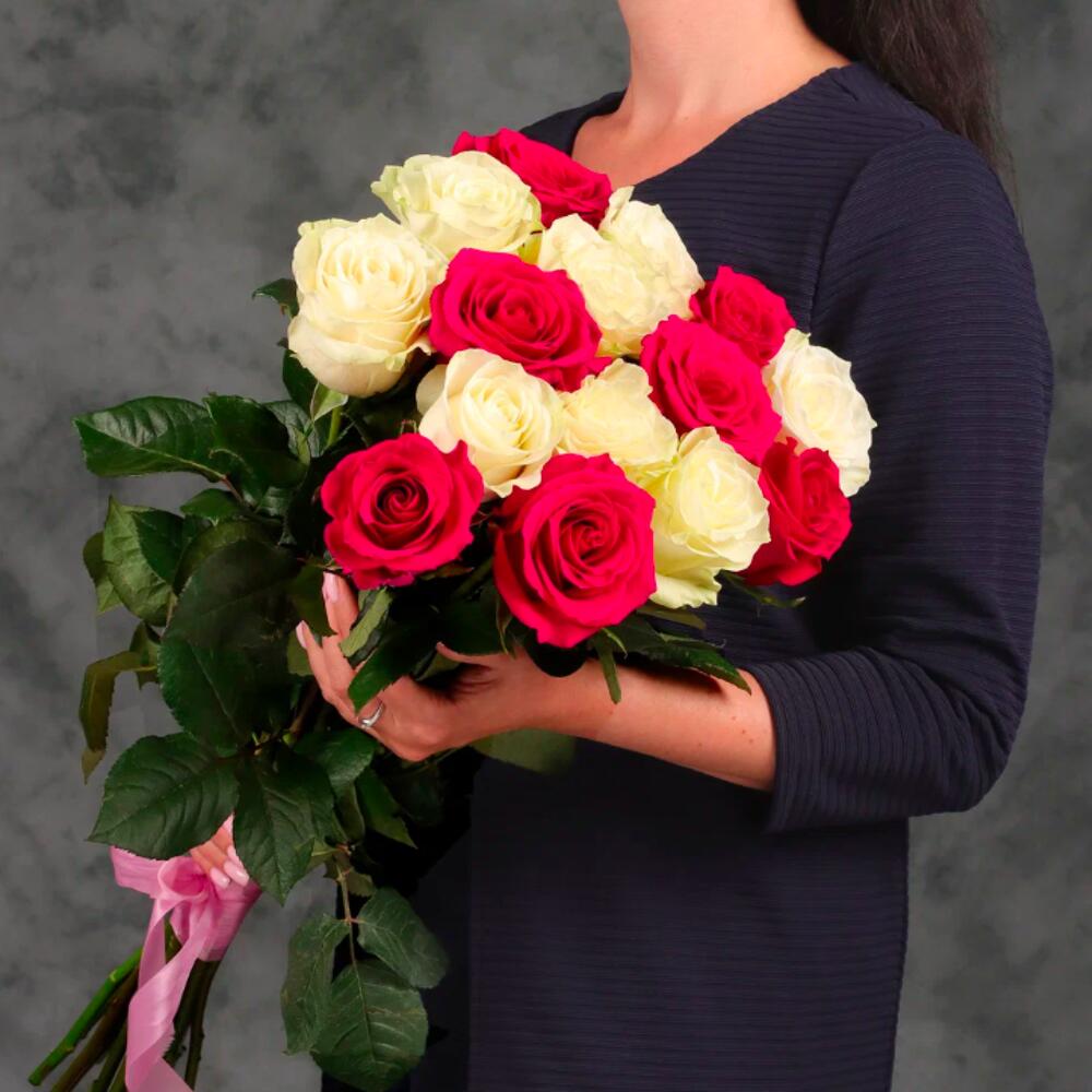 Букет 15 белых и розовых роз