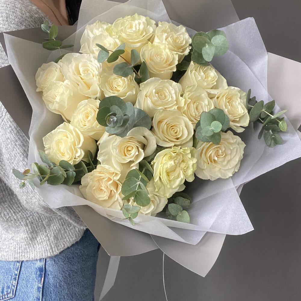 Белые розы 25 шт с эвкалиптом
