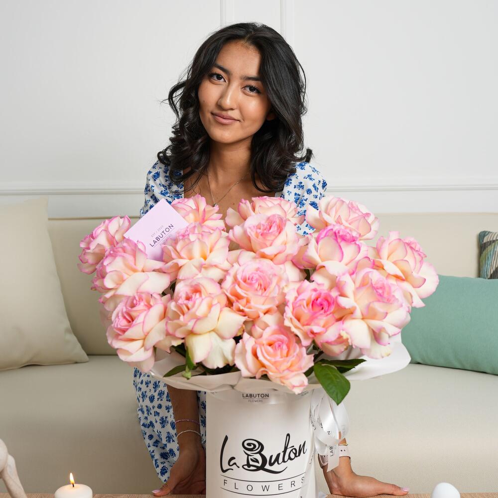 15 роз в коробке размера 