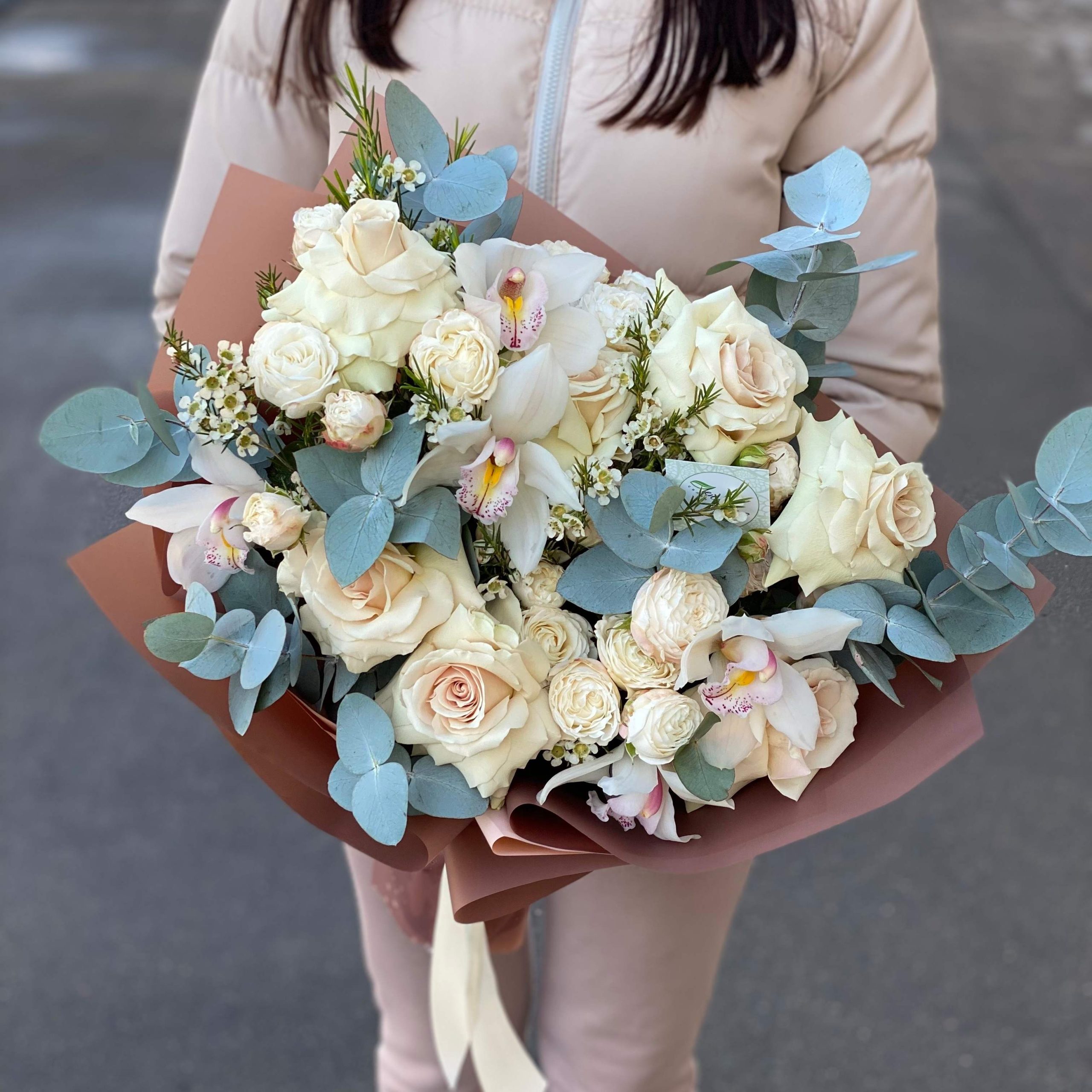 Букет из французских и пионовидных роз, цимбидиума и зелени