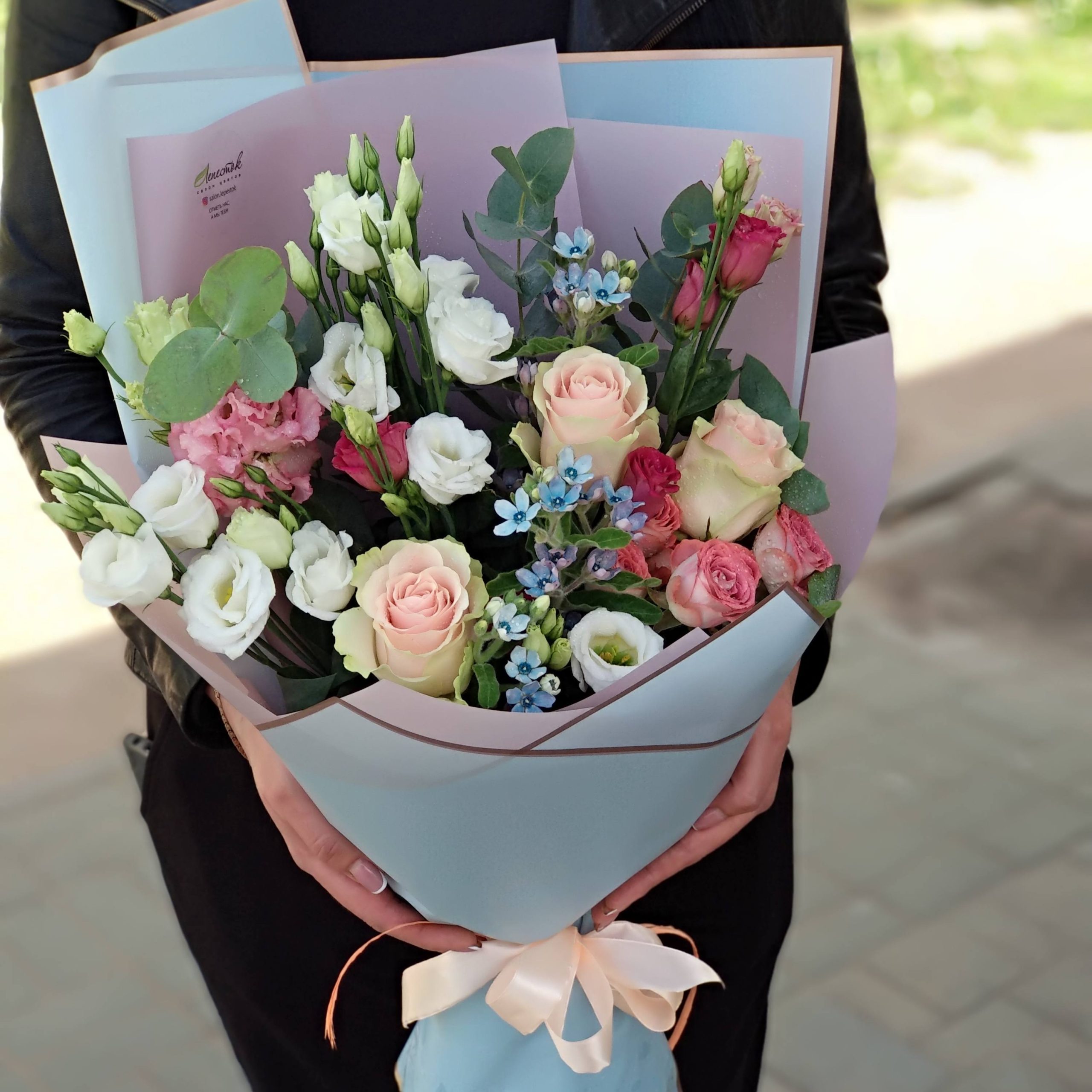 Букетик из твидии, эустом и роз